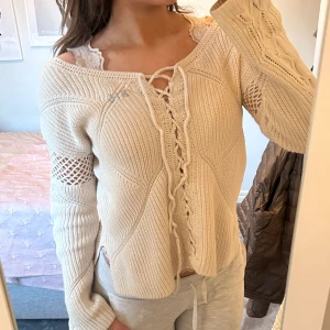 Virkad/stickad tröja  - Virkad/stickad tröja från Odd Molly❤️‍🔥❤️‍🔥väldigt fin men kommer tyvärr inte till användning💖(sista bilden är på ryggen)