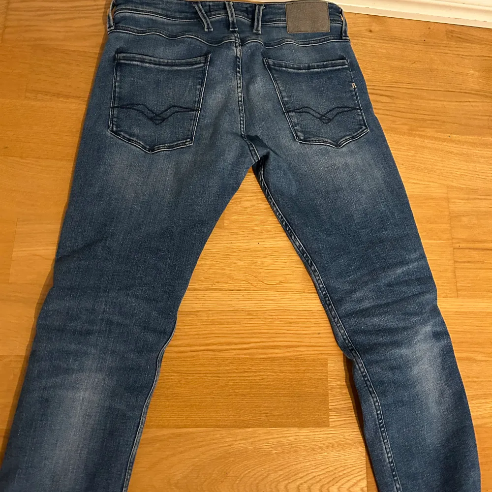 Tja, jag säljer nu mina replay jeans. Extremt bra skick använda få gånger. Storlek 30:31.modellen är 182 väger 70. Pris kan diskuteras. . Jeans & Byxor.