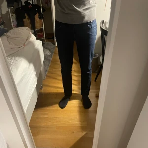 Nudie grim tim - Nudie grim tim  Storleken är 30 34 men har krympt i tvätten så dom sitter som ca 29/30. Dom är i bra skick utan några defekter utom storleken. Kan frakta eller mötas upp i stockholm