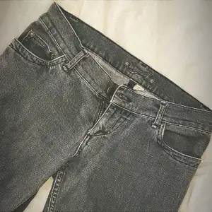 Jättefina gråa lågmidjade jeans! Knappt använda så fortfarande i fint skick. Skriv för fler frågor eller bilder🥰