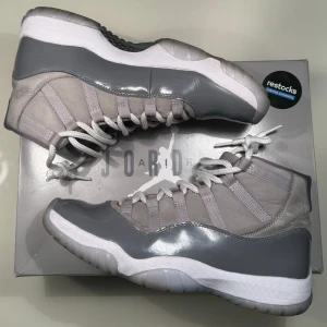 Jordan 11 Cool Grey - Jordan 11 Cool Grey  Skorna är i väldigt bra skick (8/10) De är äkta, bevis finns. Pris kan diskuteras!