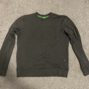Hugo boss sweatshirt  - Storlek s  Bra skick  Pris kan diskuteras  Hugo boss märket syns tyvär inte på bilden men det står Hugo boss på mitten av tröjan