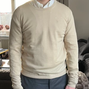 J.Lindeberg tröja - Nyskick, knappt använd.  Skriv för fler bilder