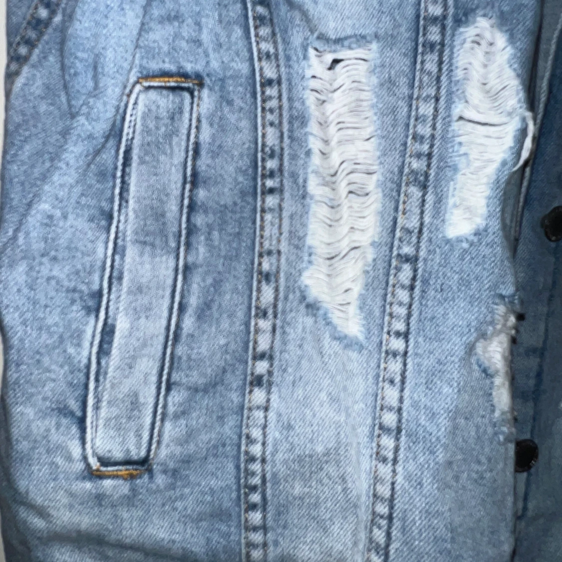 Jeansjacka med slitningar - 93