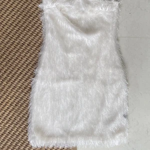 Vit Gina Tricot Klänning - Vit Gina Tricot fluffig klänning. I utmärkt skick med undantag för den svarta fläckar som syns på den sista bilden. 
