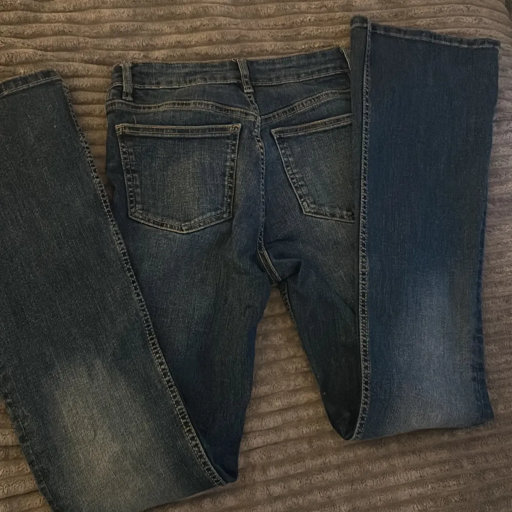 Ett par jättesnygga högmidjade jeans från Zara🤍 Inrebenslängd : 82 cm midjebredd : 33 cm Ända defekten är att jag tidigare gjort några håll på insidan för att kunna dra ett snöre och göra midjan tightare men inget man ser eller tänker på🤍. Jeans & Byxor.