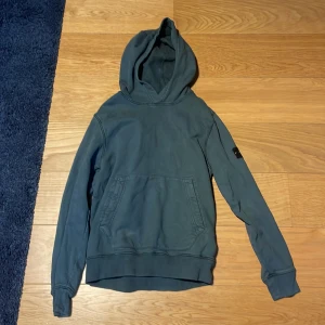 Stone island hoodie - Skick 10/10, nypris: runt 1700 Mitt pris 600. Säljer eftersom att den är för liten. Använd bara ett fåtal gånger.