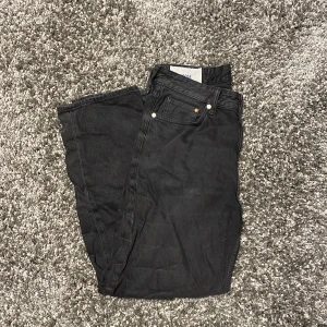 Hm jeans i svart - Sköna loose fit hm jeans. Verkligen att rekommendera för ett billigt pris. Kolla in min sida för fler jeans att få paketpris på
