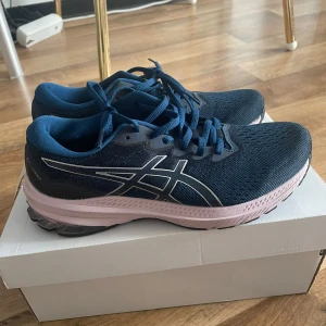 Asics GT-1000 - använd ett fåtal gånger, fint skick.