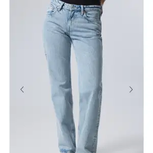 Weekday jeans i modellen Arrow. Lågmidjade och raka i benen. Helt oanvända med lapp kvar, köpte för 500, säljs nu för 590 på hemsidan. 300kr här