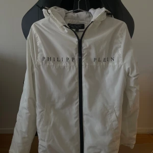 Philipp plein - Philipp plein hoodi/yterjacka Perfect nu till våren! Skick: 7/10    Storlek: small