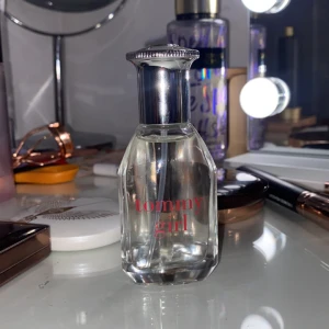 Tommy girl Parfym  - Tommy girl parfym, säljs då den inte kommer till användning, nyskick endast testsprutad en gång. 30 ml, nypris 640kr