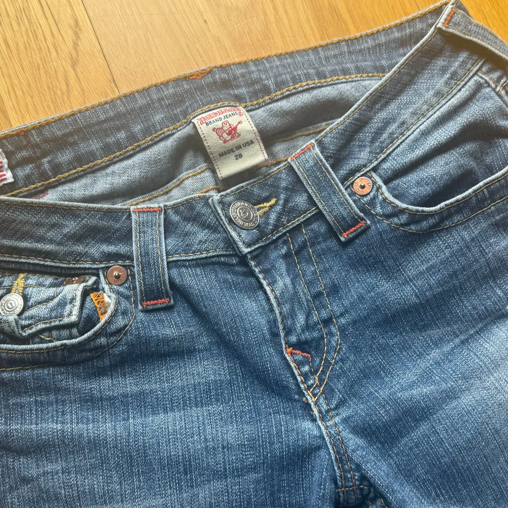 snygga true religion jeans. Model: Becky. W28. Lågmidjade och bootcut. Mått: Midja: 38 cm, Längd från gren upp till midja: 19 cm, Innerbenslängd: 78 cm. . Jeans & Byxor.
