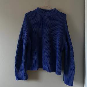 En fin blå oversized tröja från Gina tricot. Är i storlek XS, men den passar mig som brukar ha M i kläder då den är stor🙌 knappt använd. Bara skicka för fler frågor eller bilder🥰