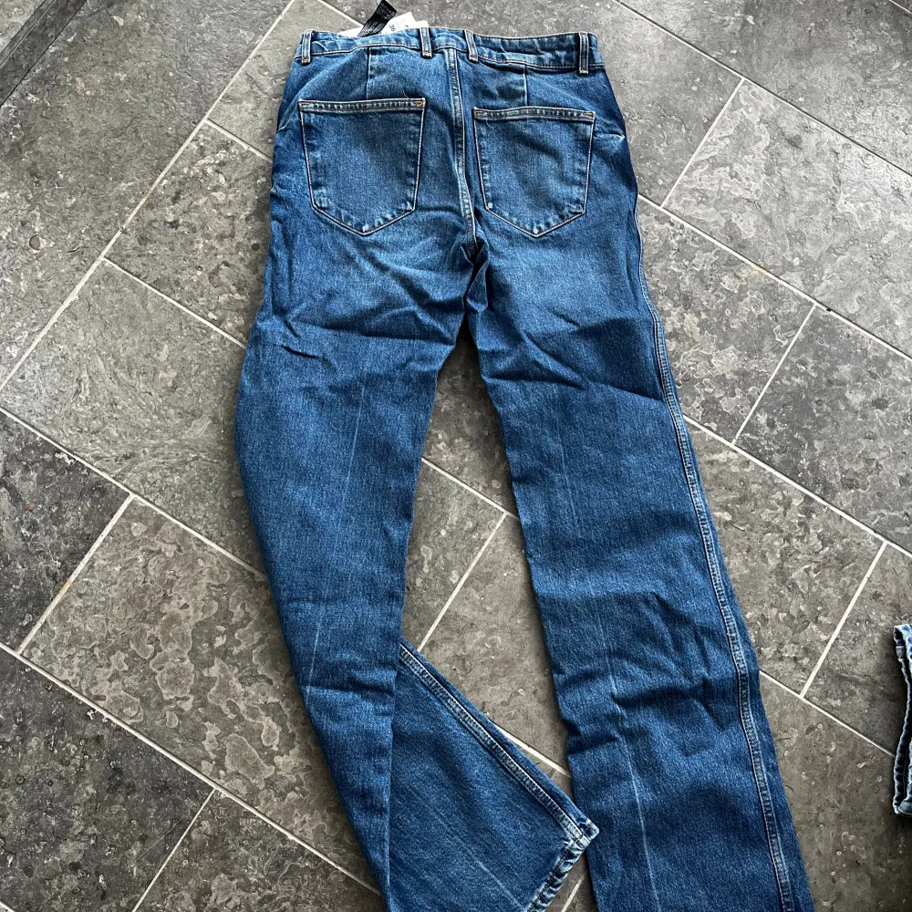 Oanvända zara jeans. Lågmidjade med lite utsvängning i slutet av byxan. Jättefina men tyvärr lite stora på mig. ☺️. Jeans & Byxor.