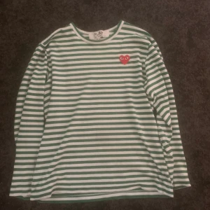 CDG shirt - Sick: 10/10. Size M men skulle säga S
