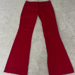 Utsvängda röda jeans med coola fickor 