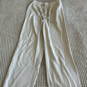 Linnebyxor beige - Linnebyxor från Vero Moda. Aldrig använda.  55% viskos 45% linne 