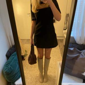 Använda 3ggr. Skitsnygga till utgång eller för att göra en outfitt mer uppklädd!! Hör av dig vid frågor, prisförslag mm 🥰