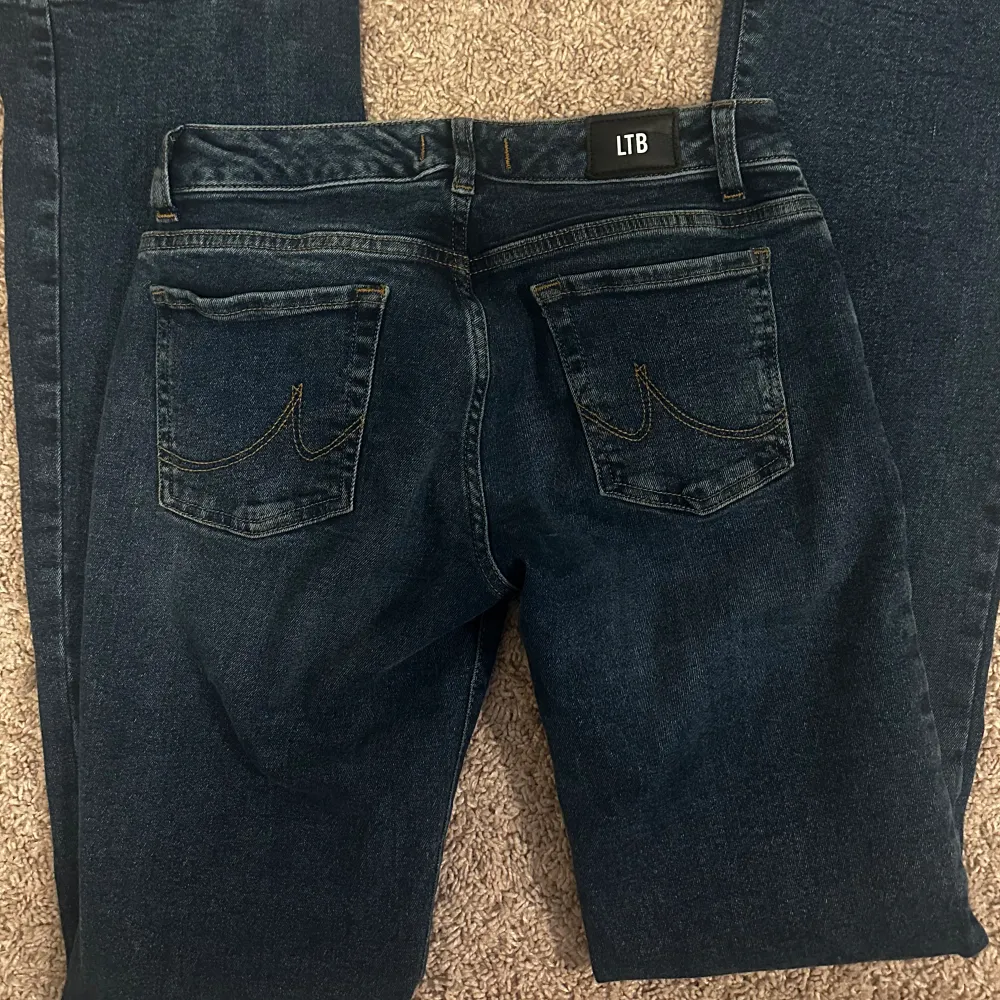 Säljer mina ltb jeans i modellen Roxy. De är lågmidjade, uppsprättade längst ned. De är väldigt sparsamt använda och i nyskick!!. Jeans & Byxor.