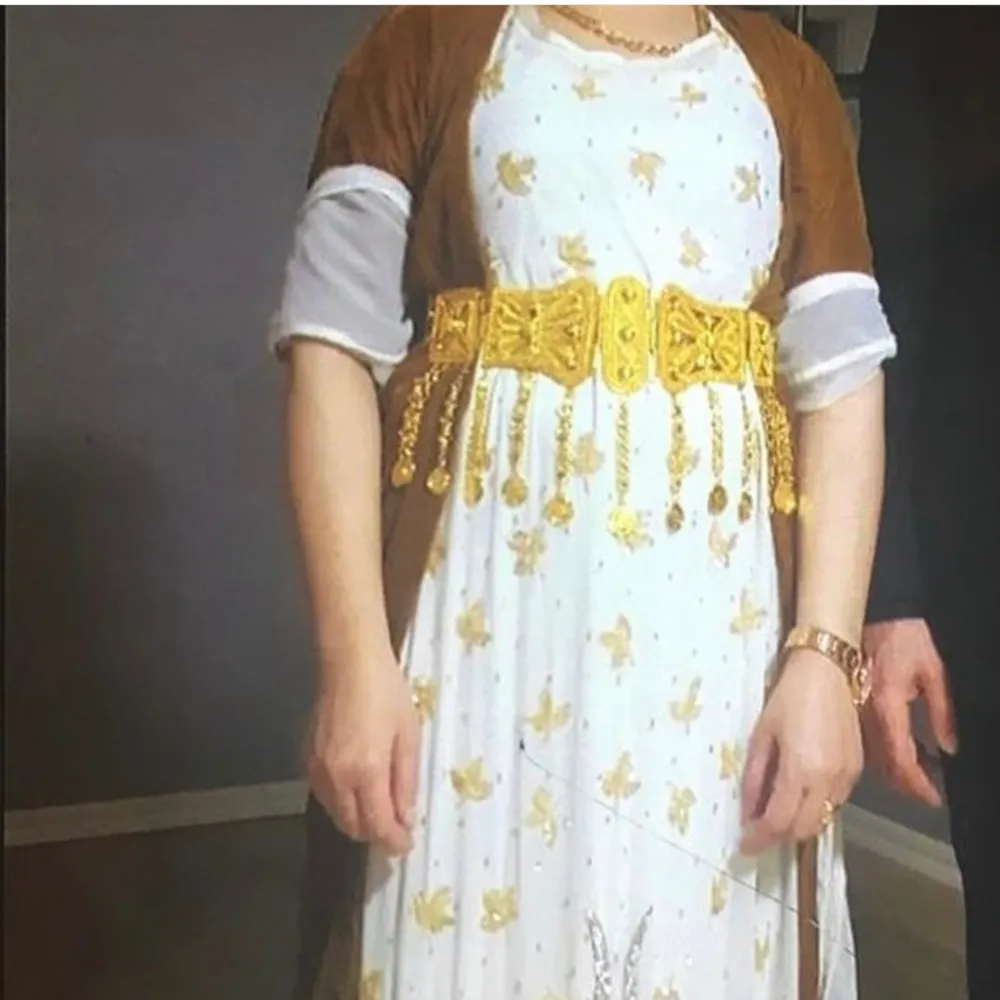En unik kurdisk klänning (lawandi) som endast använts vid ett tillfälle och har inga skador eller liknande. Hör gärna av dig vid intresse. Pris diskuteras!. Klänningar.