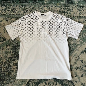 LV t-shirt - Säljer min lv tröja eftersom jag inte gillar dyra märkes kläder. Den är storlek M och priset är 800 men det kan diskuteras. Den är även toppkvalitet 