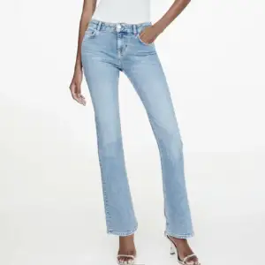 Slutsålda Lågmidjade jeans från Zara. Endast använd några få gånger😍
