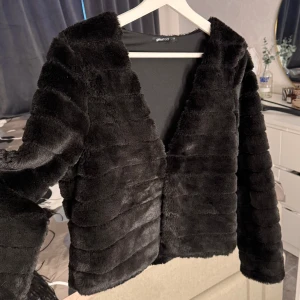 Pälsjacka  - Jätte mysig svart tunn ”pälsjacka” från Gina Tricot. Ej äkta päls!! Använd 1 gång, inga defekter. 💞