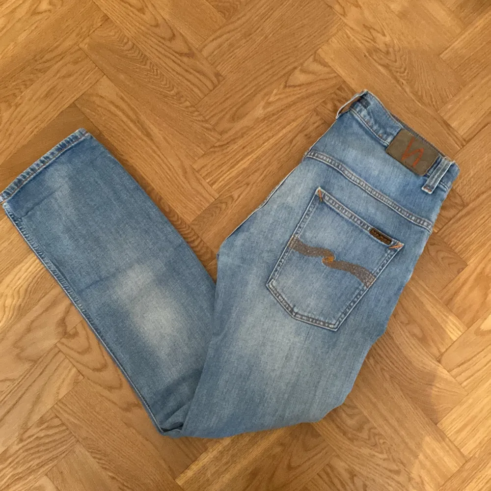 Sjukt feta jeans från Nudie jeans Co, tvär najs färg inför sommarn och till ett skönt pris! W34 men passar allt från w32-34  Hör av dig om du undrar något!. Jeans & Byxor.