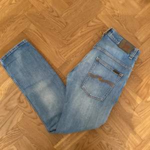 Sjukt feta jeans från Nudie jeans Co, tvär najs färg inför sommarn och till ett skönt pris! W34 men passar allt från w32-34  Hör av dig om du undrar något!