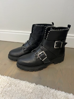 Steve Madden Skor - Urspola boots från Steve Madden i Stl 38, använda enstaka gånger och i superfint skick, slutsålda❤️❤️❤️