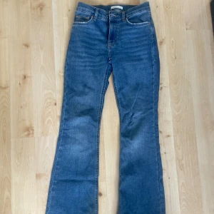 Blåa jeans - Säljer dessa blåa jeans från Gina tricot! 