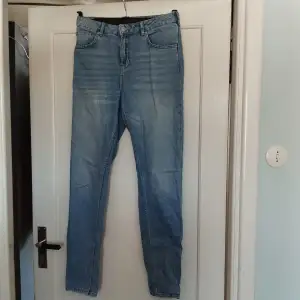 Ljusblåa jeans från never denim. 100% bomull. Tvättas i 40 C°. De är insydda lite i båda sidorna i midjan men det syns inte på utsidan. Midjemått; 80 cm. Innerbensmått; 79 cm.  