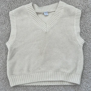 Stickad väst - En fin och mjuk stickad väst i bra skick!  Färgen är krämvit 