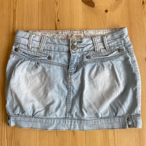 Lågmidjad jeanskjol - Säljer denna as snygga lågmidjade jeanskjol!! Så fin nuu till sommaren!💗