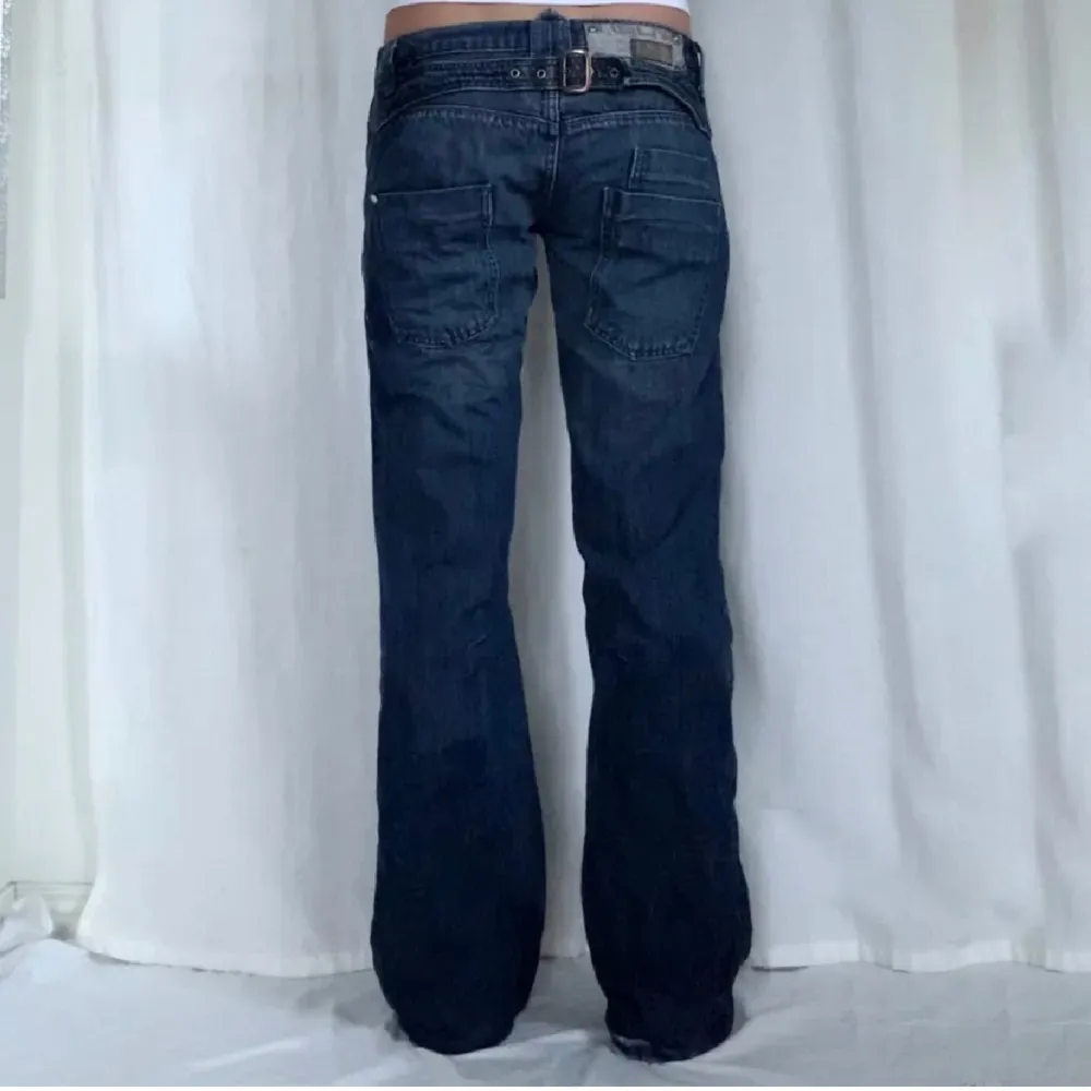 Superfina lågmifjade jeans i fint skick. De är köpta här på plick och bilderna är från förra ägaren.  Midjemått: 82cm Innerbenslängd: 82cm. Jeans & Byxor.