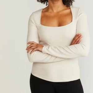 Långärmad tröja - Säljer denna jättefina beiga långärmade tröjan i storlek S. Sällan använd och är därav i väldigt bra skick. Köptes för 399 och säljer för 199💗