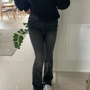 Zara Bootcut Jeans - Ett par bootcut jeans från zara, slutsålda sen somras. Snygga med stretch. Köptes för 500. Säljes pga används inte mycket, använda ett fåtal gånger🫶🏼