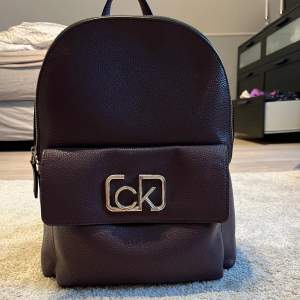 En jätte fin Calvin Klein väska som inte har använts många gånger. Den är äkta och det kan man se på en lapp i väskan. För fler bilder kom dm 