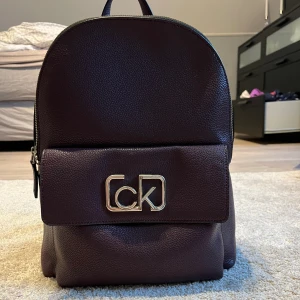 Väska  - En jätte fin Calvin Klein väska som inte har använts många gånger. Den är äkta och det kan man se på en lapp i väskan. För fler bilder kom dm 