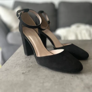 Anna filed klackskor  - Använda 1 gång, ny pris 450 kronor. Jätte bra skick klackskor med bredklack