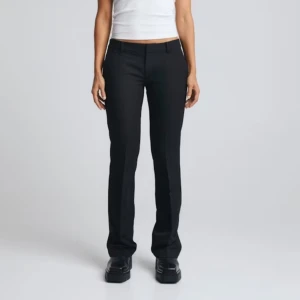 BikBok kostymbyxor lågmidjade - Säljer dessa as snygga kostymbyxorna från bikbok!🤩dem är i bra skick och är helt slutsålda. Säljer då jag har växt ur dem. Kontakta för fler bilder.