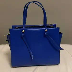  Blå väska med gulliga detaljer