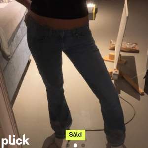 Levis superlowwaist jeans. Skitsnygga men tyvärr för stora för mig. Köptes på plick💕