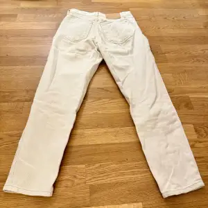 Vita högmidjade jeans i straight fit från Pull & Bear. Skriv för frågor 🤍
