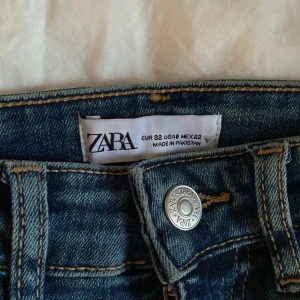bootcut jeans - bootcut jeans från zara i storlek 32. köptes för några månader sen, men de har bara används 1 gång💗 säljer pga att jag inte använder dem☺️ orginalpris var ungefär 400kr🥰