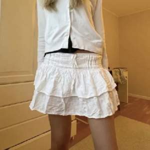 Supersöt kjol från bershka som har inbyggda shorts! Slutsåld💕💕