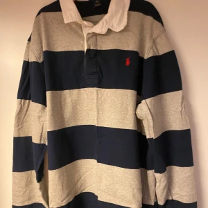 Randig rugbytröja Ralph lauren  - säljer denna riktigt feta ralph lauren rugbytröja . skick 8,5/10 gammal men ej sliten. Liten i storlek. Nypris 1999kr, mitt pris 150kr, Storlek XL men passar bättre på L