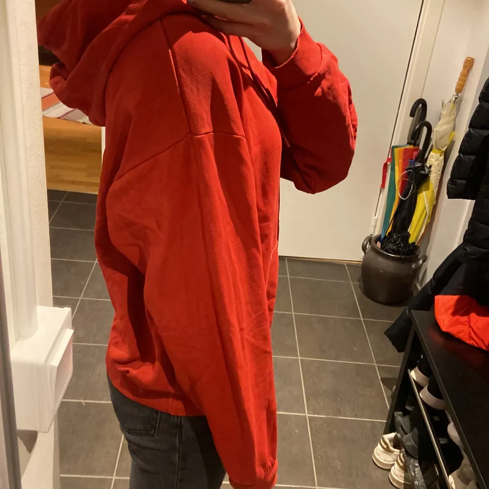 En röd hoodie i bra skick. Den är lite urtvättad men annars super fin. Säljer för att den inte kommer till användning. . Hoodies.