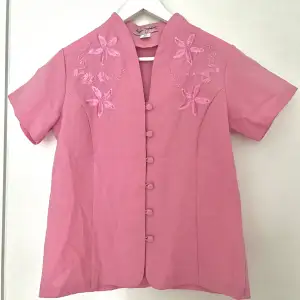 Rosa vintage blus med broderier. Endast provad men säljer då den tyvärr inte kom till användning 💓